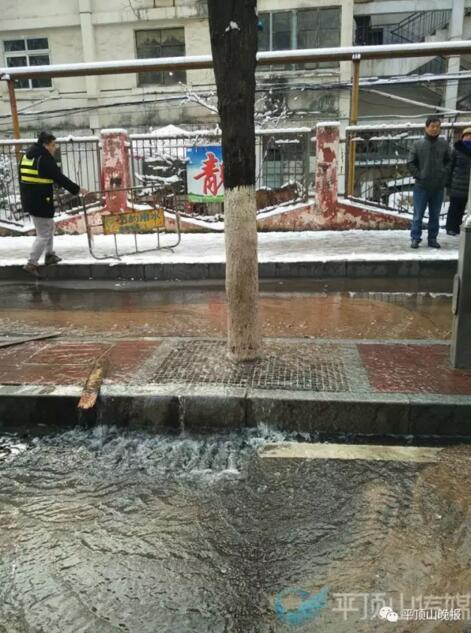 平頂山市區一自來水管爆裂 街道變河流 平頂山市區一自來水管爆裂 街道變河流