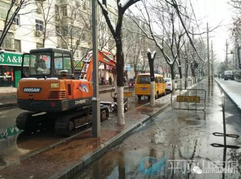 平頂山市區一自來水管爆裂 街道變河流 平頂山市區一自來水管爆裂 街道變河流