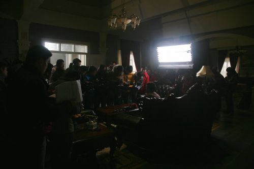 各路媒體記者探班《大河兒女》現場。