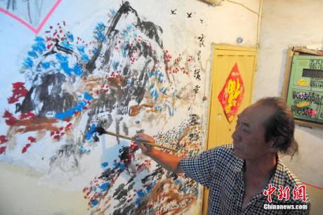 六旬老人創(chuàng)作樓道壁畫 六旬老人創(chuàng)作樓道壁畫