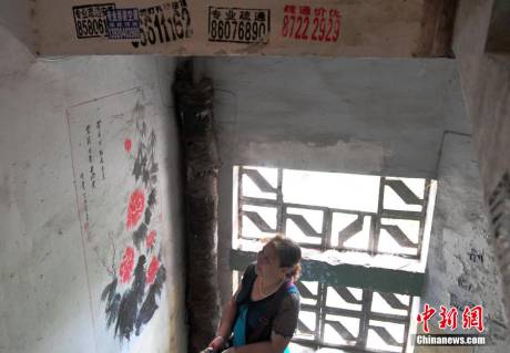 六旬老人創(chuàng)作樓道壁畫 六旬老人創(chuàng)作樓道壁畫