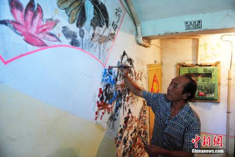 六旬老人創(chuàng)作樓道壁畫 六旬老人創(chuàng)作樓道壁畫
