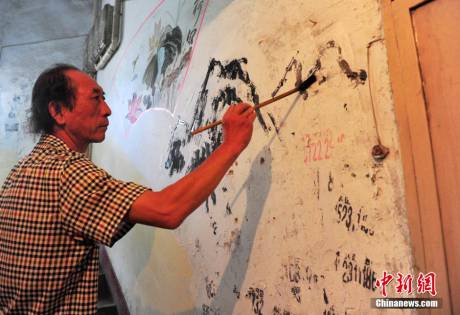 六旬老人創(chuàng)作樓道壁畫 六旬老人創(chuàng)作樓道壁畫