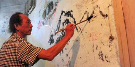 六旬老人創(chuàng)作樓道壁畫 六旬老人創(chuàng)作樓道壁畫