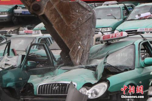 廣州銷毀178輛克隆出租車 搗毀多個窩點 廣州銷毀178輛克隆出租車 搗毀多個窩點