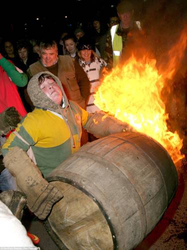 英國傳統比賽 選手扛“火桶”一路狂奔