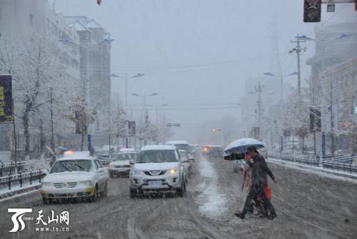 新疆塔城地區普降大雪 市民出行受阻