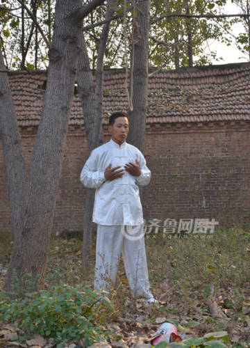 山東武術(shù)達(dá)人修煉“仙人掛畫” 山東武術(shù)達(dá)人修煉“仙人掛畫”