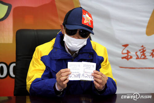 陜西6317萬巨獎(jiǎng)得主現(xiàn)身領(lǐng)獎(jiǎng) 陜西6317萬巨獎(jiǎng)得主現(xiàn)身領(lǐng)獎(jiǎng)