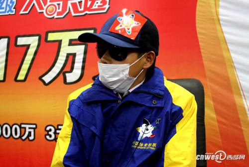 陜西6317萬巨獎(jiǎng)得主現(xiàn)身領(lǐng)獎(jiǎng) 陜西6317萬巨獎(jiǎng)得主現(xiàn)身領(lǐng)獎(jiǎng)