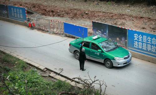 大媽風中托舉電纜半小時 大媽風中托舉電纜半小時