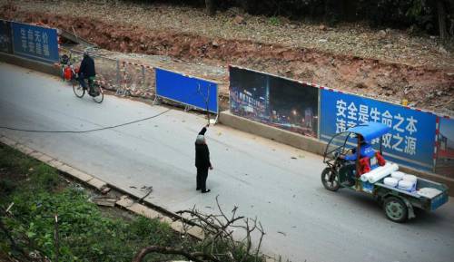 大媽風中托舉電纜半小時 大媽風中托舉電纜半小時