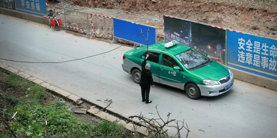 大媽風中托舉電纜半小時 大媽風中托舉電纜半小時