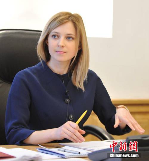 克里米亞美女檢察長新造型致新年賀詞 克里米亞美女檢察長新造型致新年賀詞
