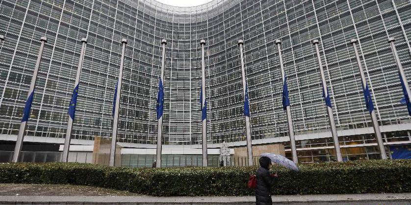 歐盟降半旗向法國襲擊事件遇難者致哀 歐盟降半旗向法國襲擊事件遇難者致哀