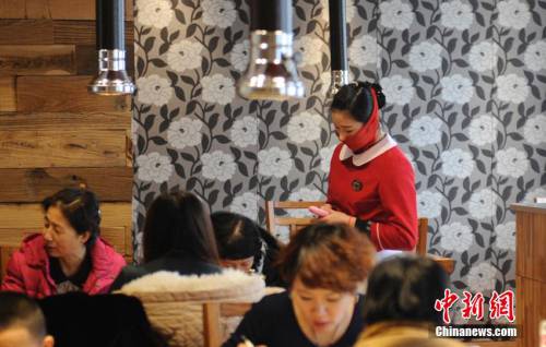 長春一飯店服務(wù)員 長春一飯店服務(wù)員