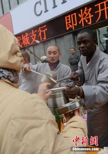 臘八節少林寺非洲黑人弟子施粥 臘八節少林寺非洲黑人弟子施粥