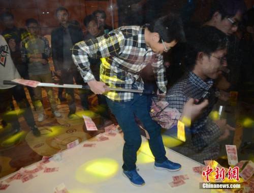 上海一企業年會 員工限時撈百元大鈔 上海一企業年會 員工限時撈百元大鈔