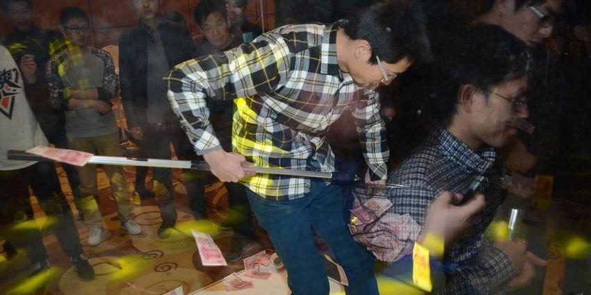 上海一企業年會 員工限時撈百元大鈔 上海一企業年會 員工限時撈百元大鈔