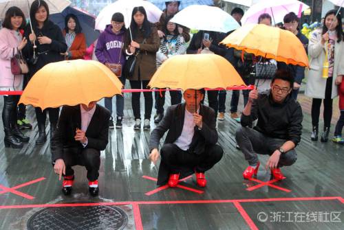 猛男穿高跟鞋賽跑 千姿百態 猛男穿高跟鞋賽跑 千姿百態