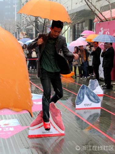 猛男穿高跟鞋賽跑 千姿百態 猛男穿高跟鞋賽跑 千姿百態