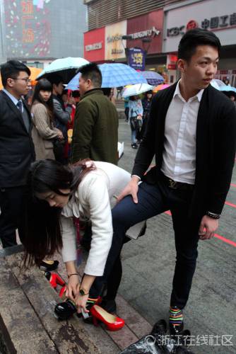 猛男穿高跟鞋賽跑 千姿百態 猛男穿高跟鞋賽跑 千姿百態