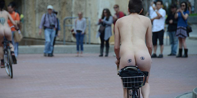 舊金山30人裸體騎車 抗議石油依賴 舊金山30人裸體騎車 抗議石油依賴