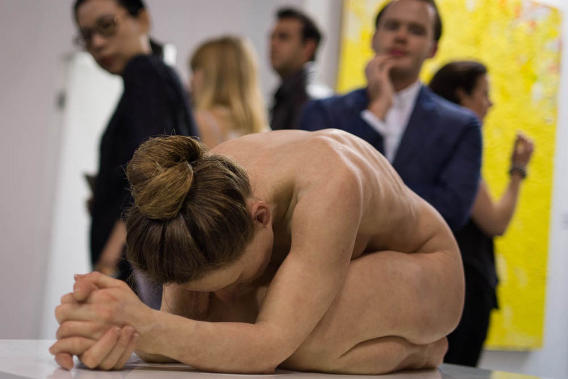 香港數百人與逼真裸女雕像自拍 香港數百人與逼真裸女雕像自拍