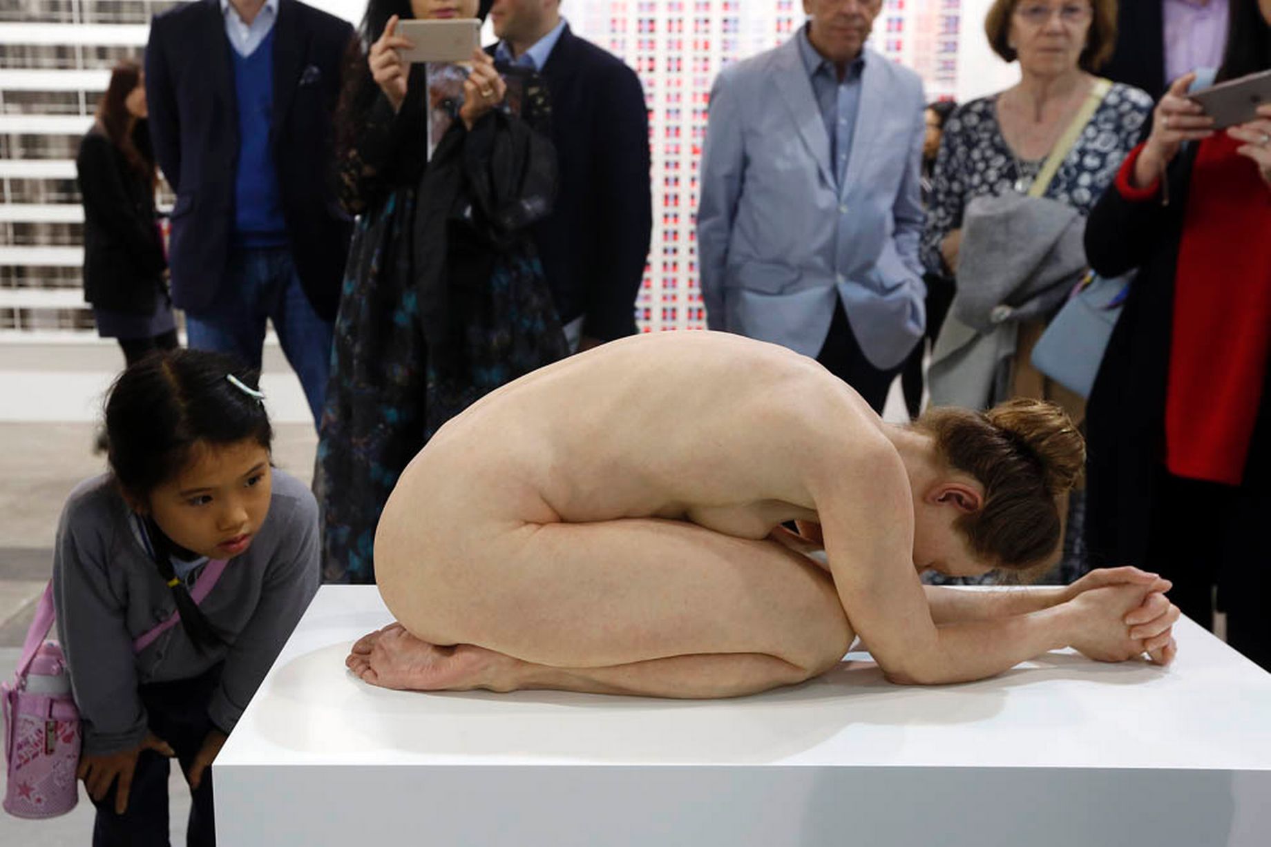 香港數百人與逼真裸女雕像自拍 香港數百人與逼真裸女雕像自拍