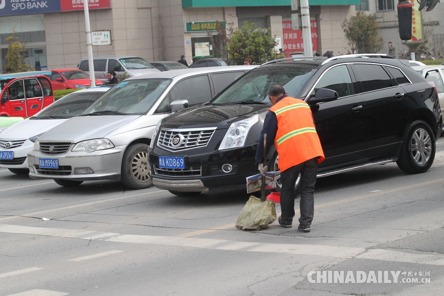 鄭州司機開車隨手扔煙頭被罰100元 鄭州司機開車隨手扔煙頭被罰100元