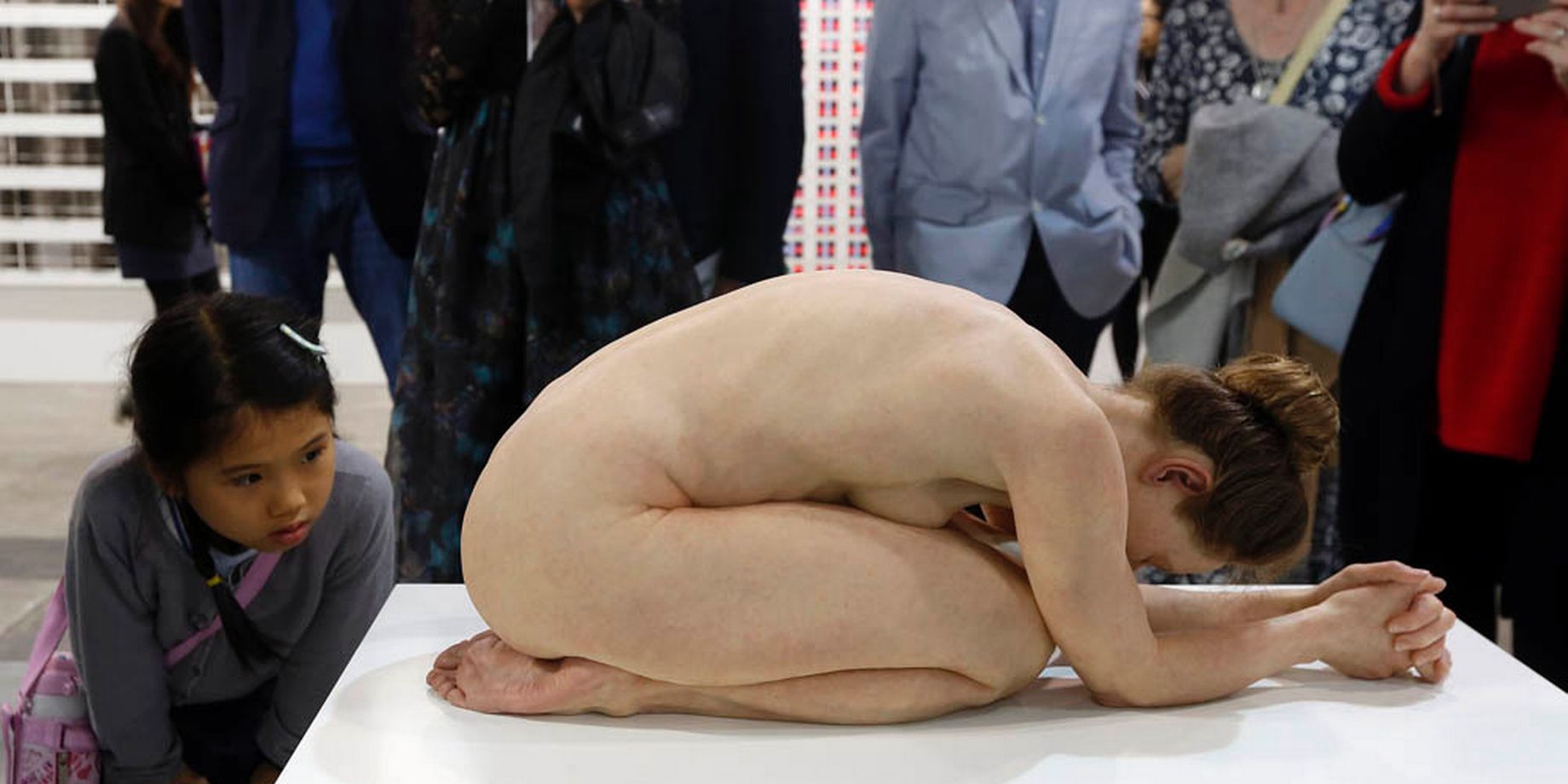 香港數百人與逼真裸女雕像自拍 香港數百人與逼真裸女雕像自拍