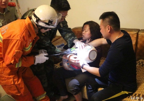 1歲男童戴痰盂跳舞卡頭 消防拿大剪施救 1歲男童戴痰盂跳舞卡頭 消防拿大剪施救