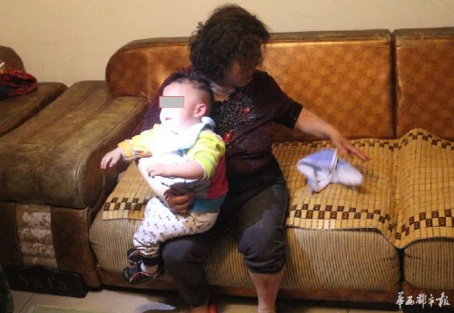 1歲男童戴痰盂跳舞卡頭 消防拿大剪施救 1歲男童戴痰盂跳舞卡頭 消防拿大剪施救