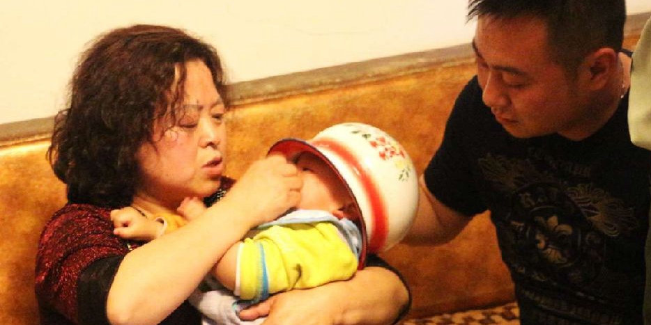 1歲男童戴痰盂跳舞卡頭 消防拿大剪施救 1歲男童戴痰盂跳舞卡頭 消防拿大剪施救