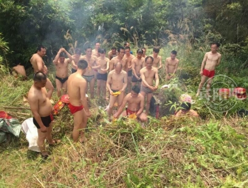 網曝廣西賓陽男子集體裸上身穿短褲掃墓 網曝廣西賓陽男子集體裸上身穿短褲掃墓