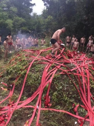 網曝廣西賓陽男子集體裸上身穿短褲掃墓 網曝廣西賓陽男子集體裸上身穿短褲掃墓