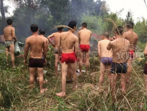 網曝廣西賓陽男子集體裸上身穿短褲掃墓 網曝廣西賓陽男子集體裸上身穿短褲掃墓