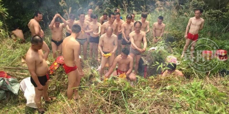 網曝廣西賓陽男子集體裸上身穿短褲掃墓 網曝廣西賓陽男子集體裸上身穿短褲掃墓