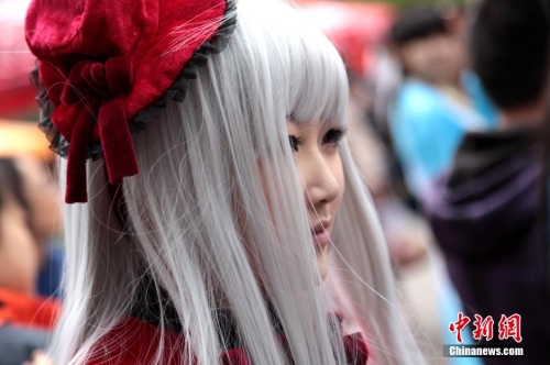 “Cosplay”美女云集西安交大櫻花節