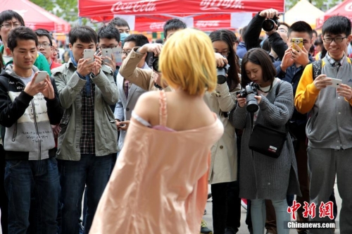 “Cosplay”美女云集西安交大櫻花節