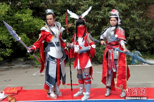 “Cosplay”美女云集西安交大櫻花節