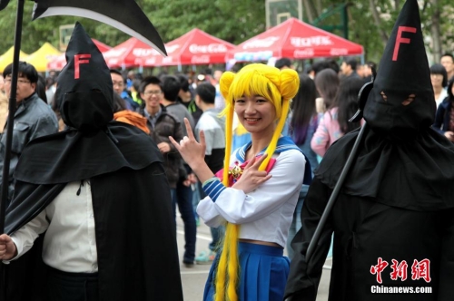 “Cosplay”美女云集西安交大櫻花節