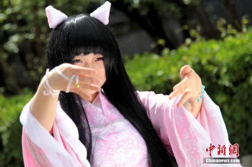 “Cosplay”美女云集西安交大櫻花節