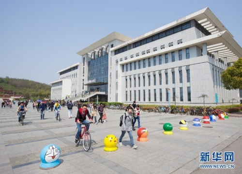 大學校園現卡通路障