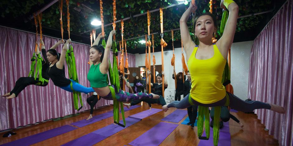 “空中瑜伽”山西太原悄然流行 “空中瑜伽”山西太原悄然流行