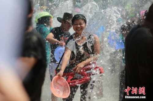 西雙版納萬人歡度潑水節 西雙版納萬人歡度潑水節