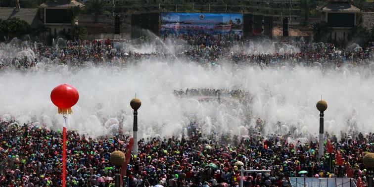 西雙版納萬人歡度潑水節 西雙版納萬人歡度潑水節