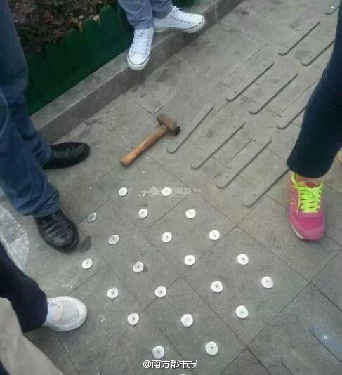 女子過路闖紅燈遭協管員鐵錘爆頭 女子過路闖紅燈遭協管員鐵錘爆頭