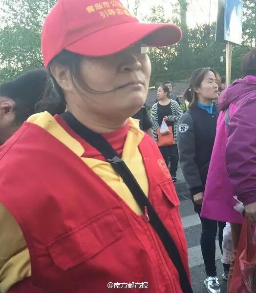 女子過路闖紅燈遭協管員鐵錘爆頭 女子過路闖紅燈遭協管員鐵錘爆頭