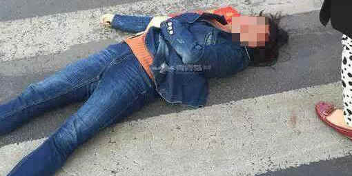 女子過路闖紅燈遭協管員鐵錘爆頭 女子過路闖紅燈遭協管員鐵錘爆頭